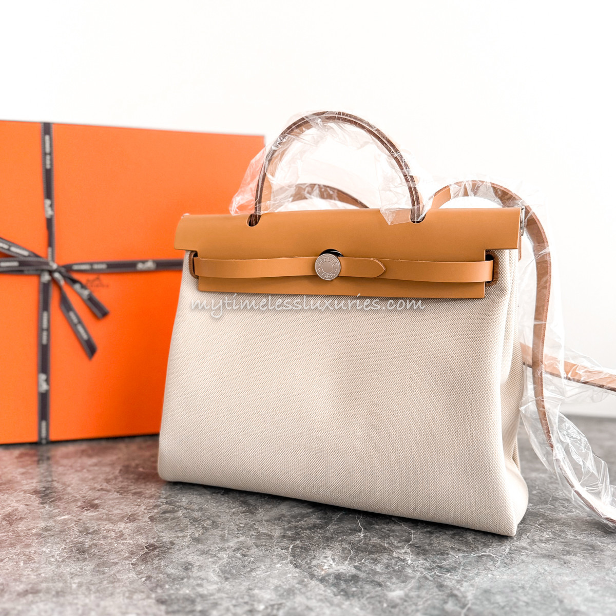 美品☆HERMES クリッカーズ オオハシ レザーオブジェ☆B93 HERMES Herbag Zip 31 Beton/ Naturel Sable *New - Timeless Luxuries