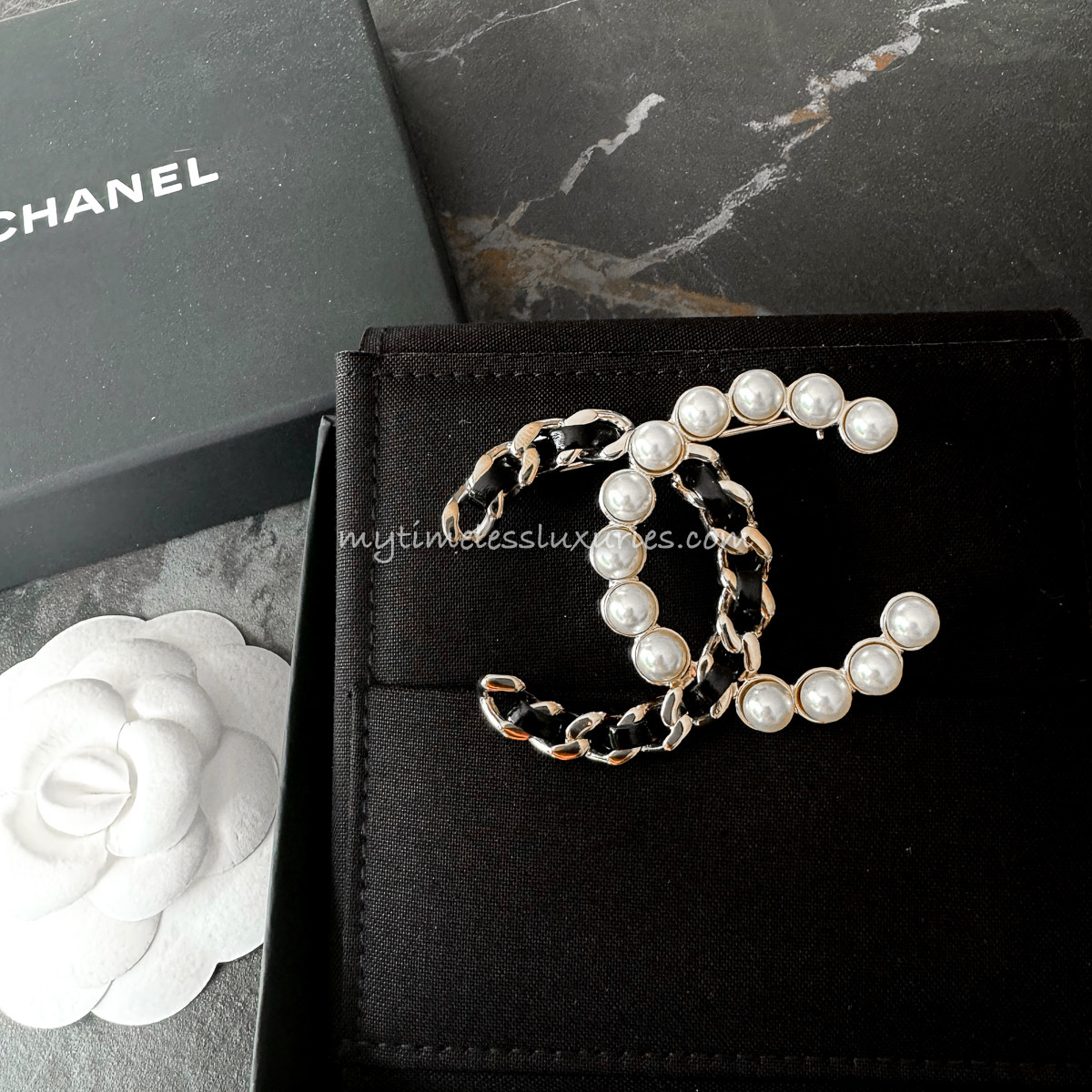 CHANEL ブローチ CHANEL Interlaced Leather & Pearl CC Brooch *New - Timeless Luxuries