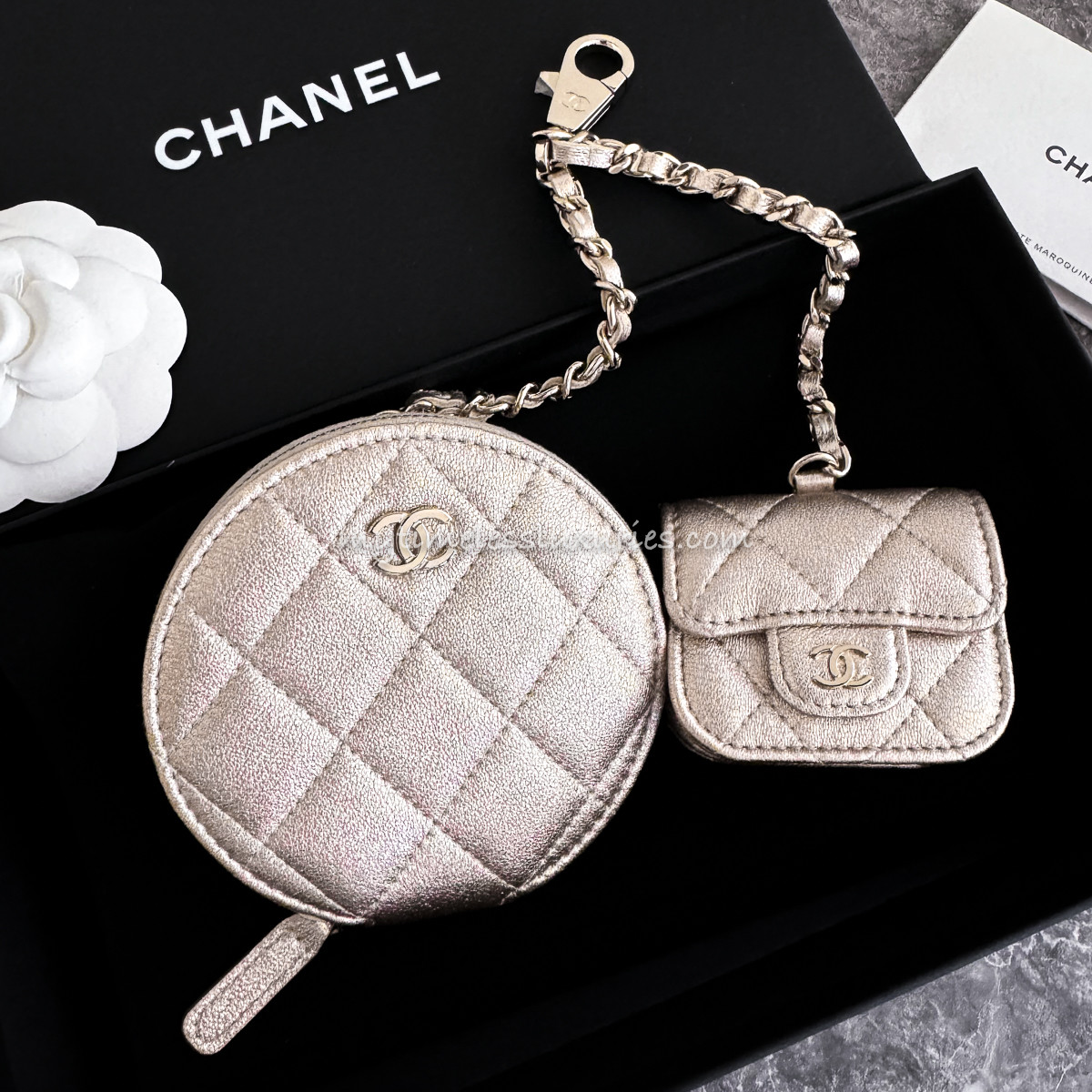 CHANEL エアポッズケース CHANEL VVIP Exclusive Clip-on Round Zip Pouch + AirPods Case *New