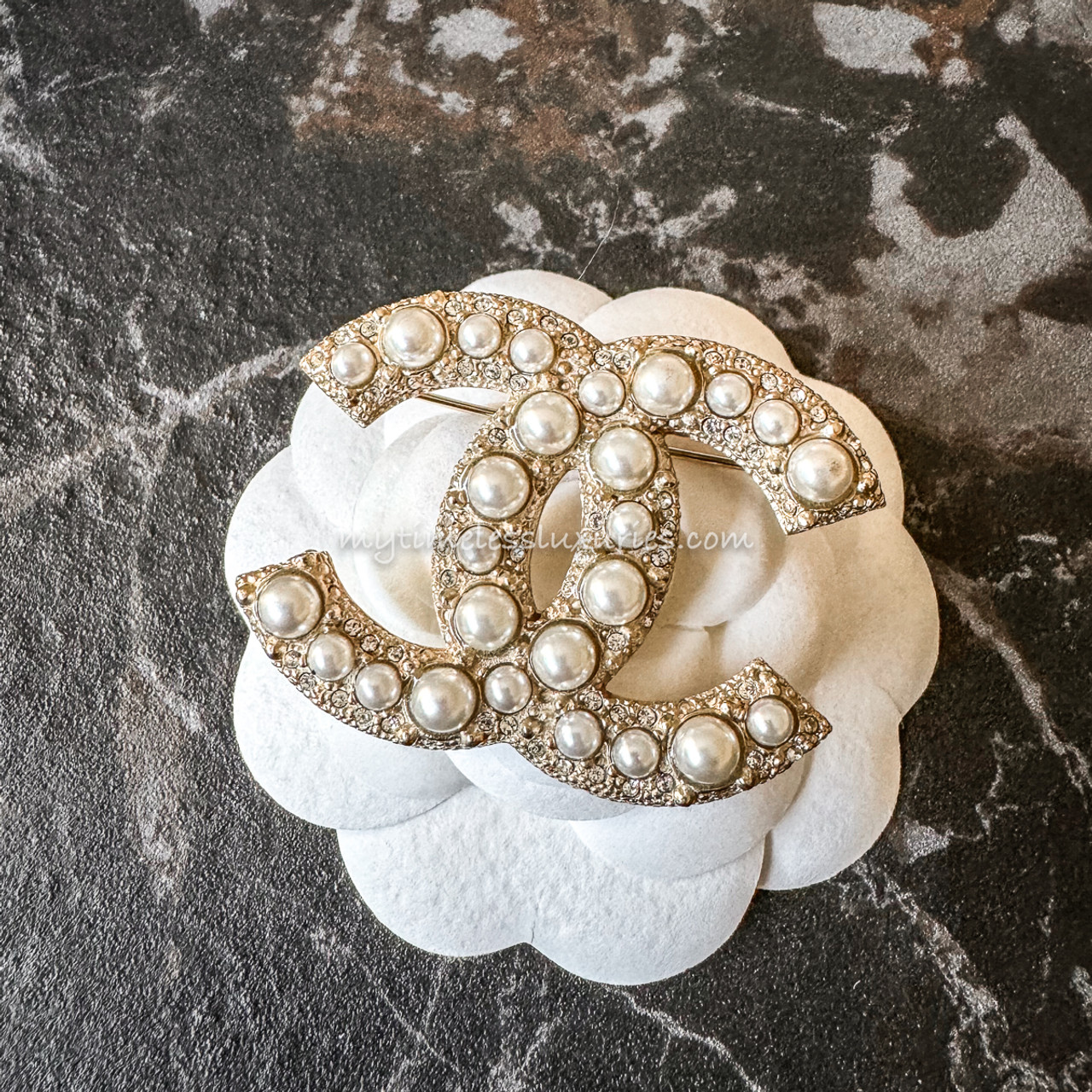 【CHANEL】CC BROOCH ブローチ CHANEL CC Brooch Pearls & Crystals - Timeless Luxuries
