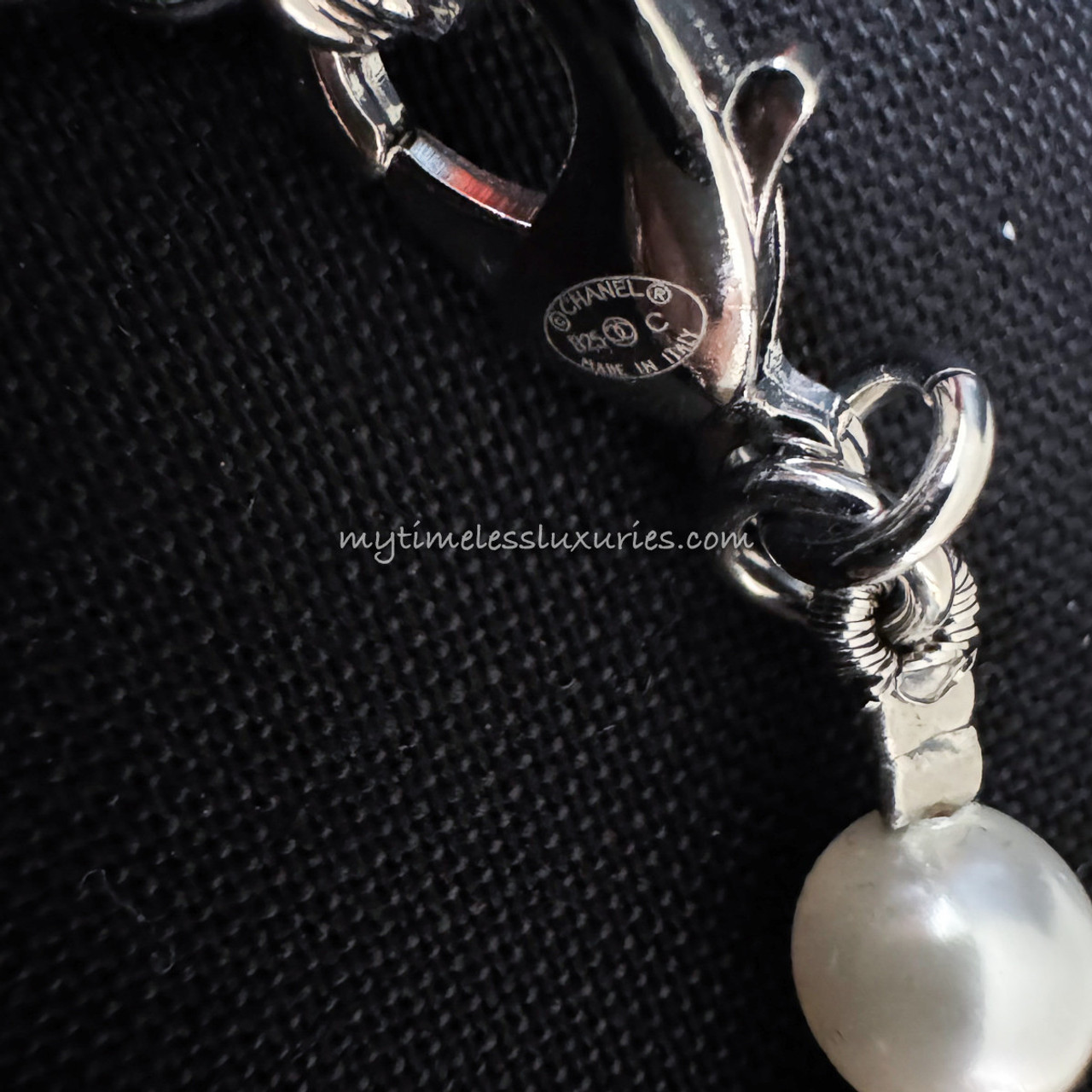 25C【CHANEL】大きいCCロゴ♡ホワイト パール ネックレス CHANEL 25C CC Logo Oversized Pearl Necklace *New - Timeless