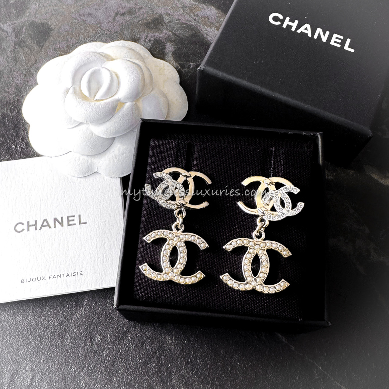 CHANEL アイセラム
N°1 ドゥシャネル CHANEL 21A CC Drop Earrings Pearls & Crystals *New