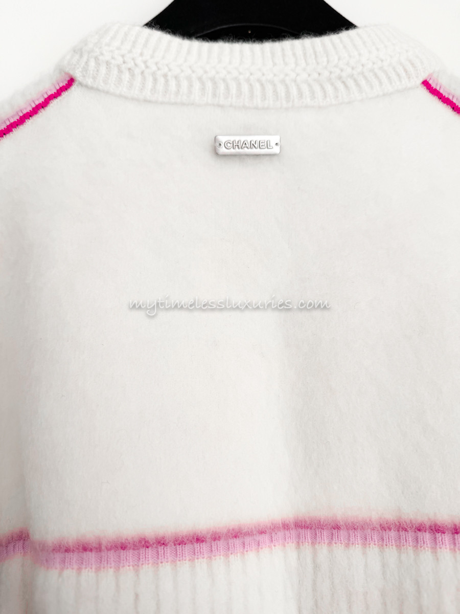 CHANEL 23N Coco Neige CC Pullover 34 - Timeless Luxuries CHANEL 23N Coco Neige CC Pullover 34 - Timeless Luxuries