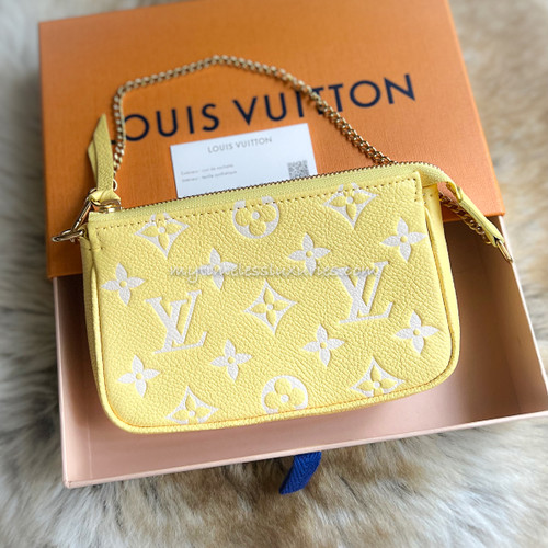 Louis Vuitton Mini Pouch Accessories Monogram Vernis Valentine's Day 2022  Blue Patent leather ref.929428 - Joli Closet