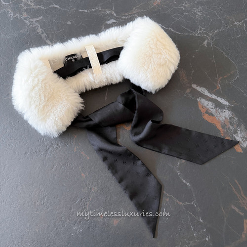 CHANEL 25N Coco Neige Shearling Fur Collar Ecru/ Black *New
