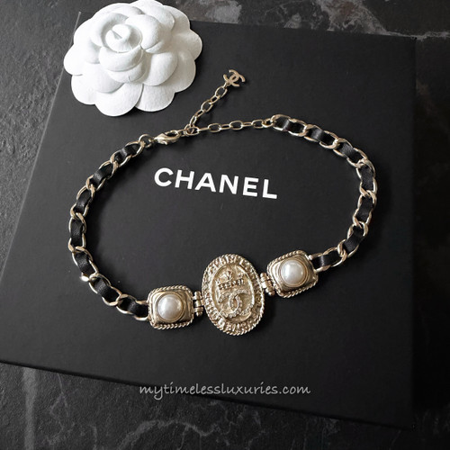 CHANEL 21A CC Medallion & Pearl Choker *New