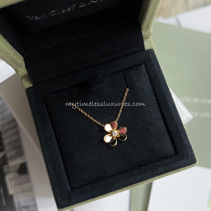 BNIB Van Cleef & Arpels Frivole Pendant, Mini Model (White Gold), Women's  Fashion, Jewelry & Organisers, Necklaces on Carousell