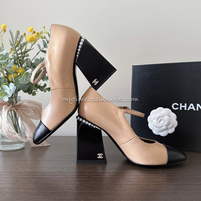 CHANEL 22A Runway Pearl Embellished Shoes 35.5 Beige/ Black *New