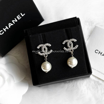 Chanel CC/double C Pearl Earrings in excellent condition