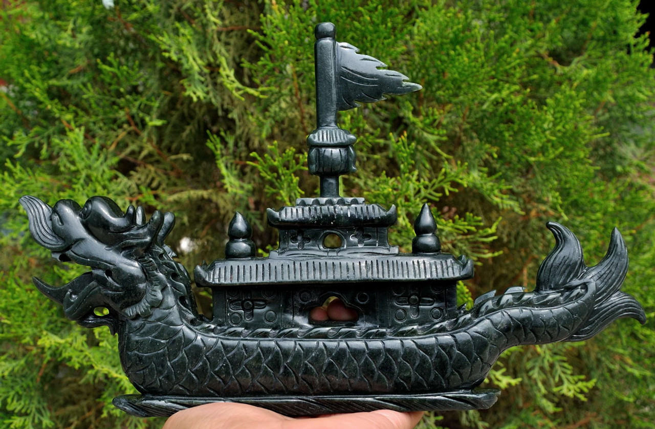 dragon boat statue