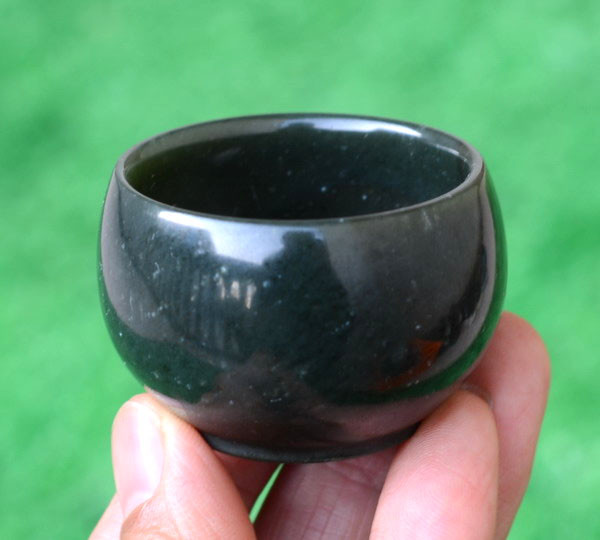Single nephrite jade yuanbao cup in natural light