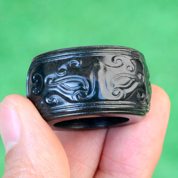 Nephrite jade thumb ring F012056G with carved characters, natural light