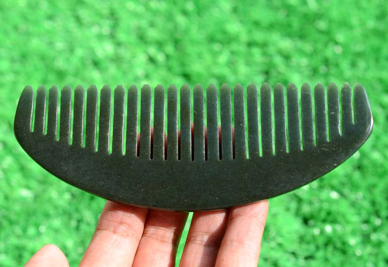 handcrafted nephrite jade comb close view Z012360B