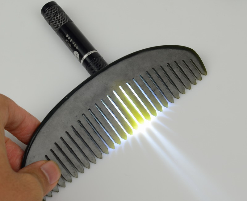nephrite jade comb translucency under light Z012360A