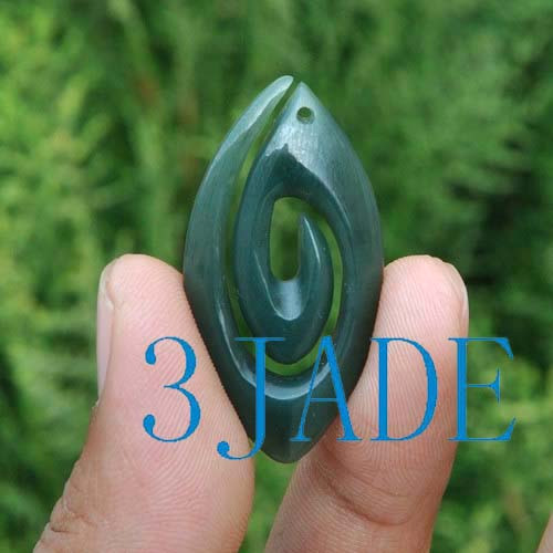 Collier Pendentif Jade Néphrite Sculpté Maori Hei Matau Koru - 81stgeneration - NEUF Avec étiquettes