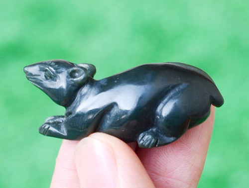 hand-carved natural nephrite jade mouse figurine