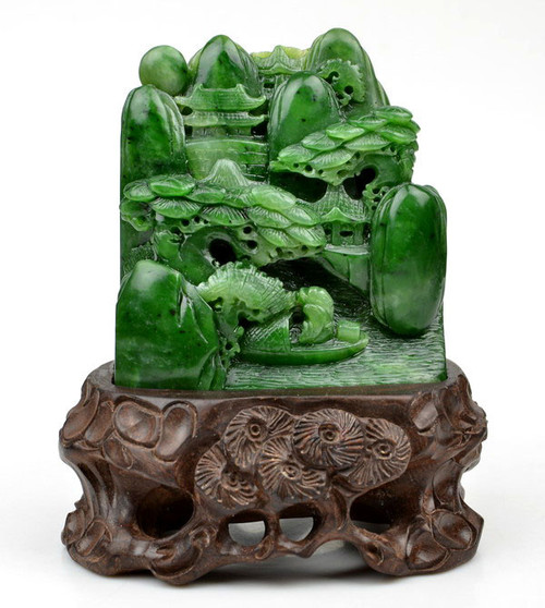 【GREEN CRADLE：緑彩の揺り篭】Mineral ART No.002 Natural Green Nephrite Jade Mountain Scenery Carving Pine Tree
