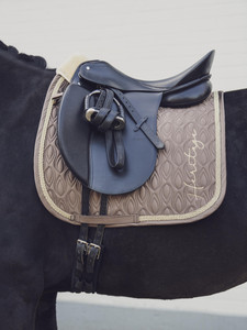 Eskadron Heritage Glossy Peacock Saddle Cloth Dressage Plaza Taupe Eskadron Heritage Glossy Peacock Saddle Cloth Dressage Plaza Taupe