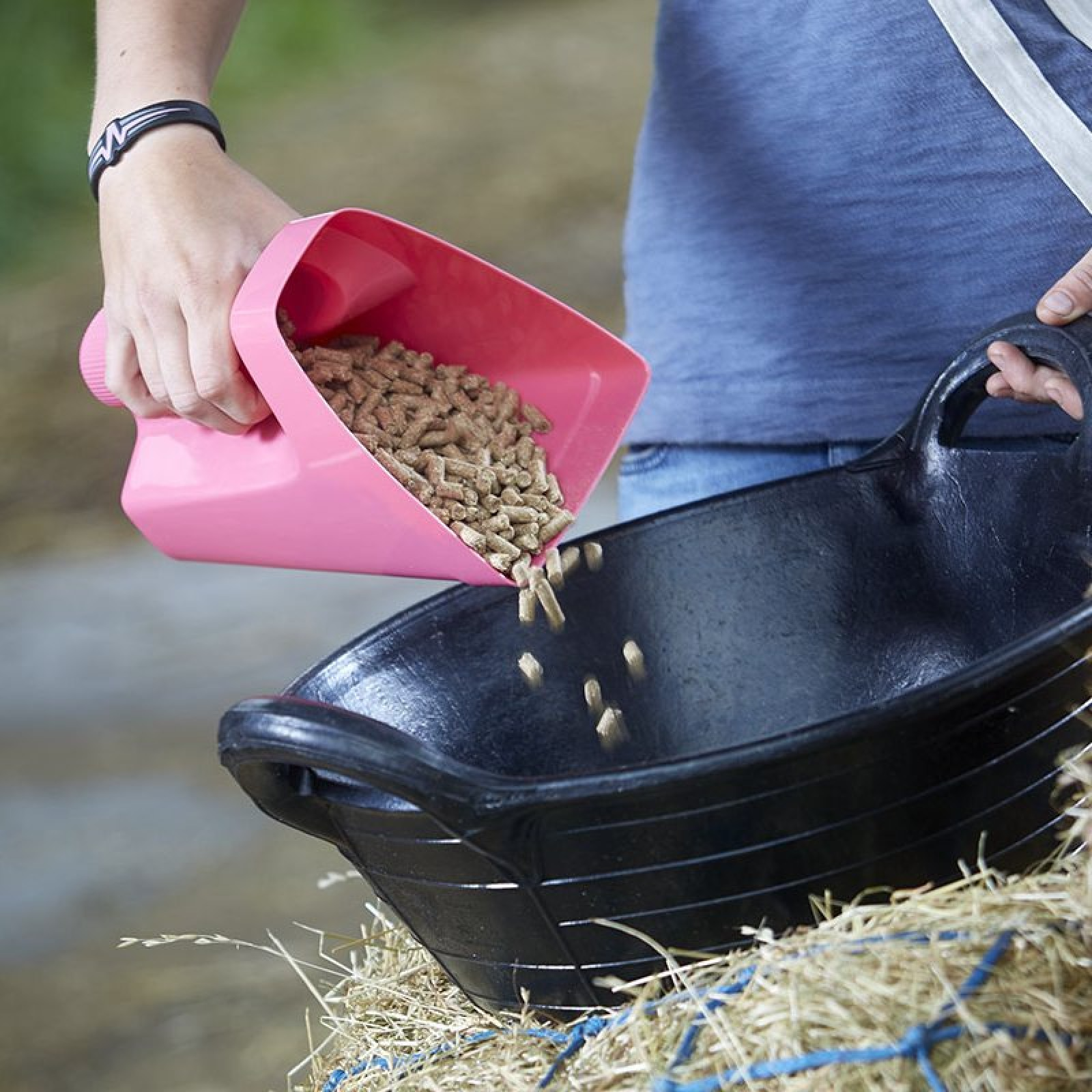 Feeding Scoops & Stir-ups