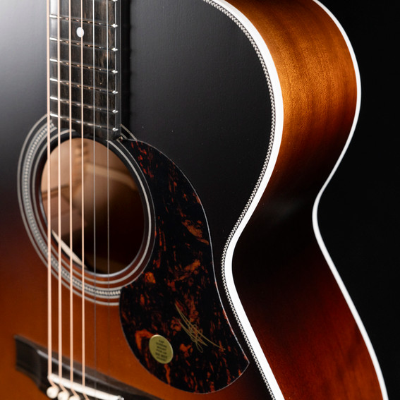 Maton Troubadour Traditional Acoustic/Electric Guitar Maton Troubadour Traditional Acoustic/Electric Guitar