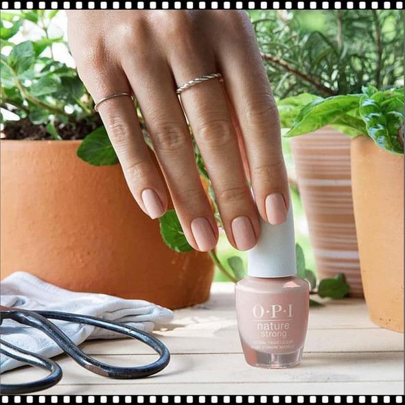 OPI NATURE STRONG  A Clay in the Life
