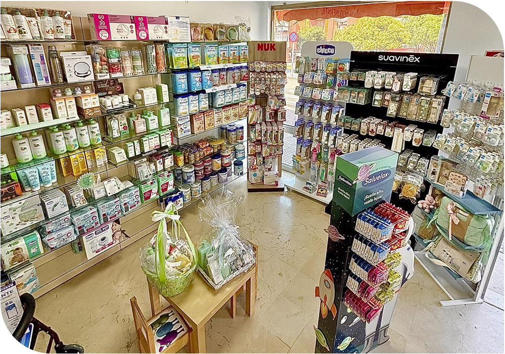 Interior de la Farmacia Oliva, en La Algaba (Sevilla)