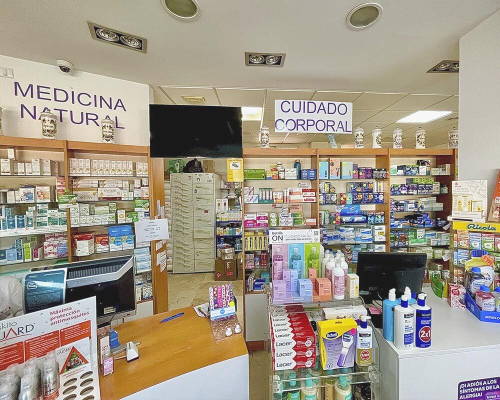 Productos cuidad corporal de la Farmacia Oliva, en La Algaba (Sevilla)