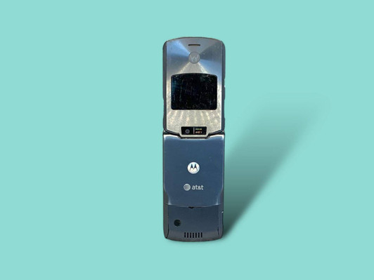 Vintage Y2K Motorola Razor Flip Phone.