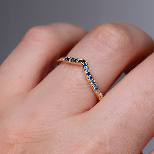VERA - V Shape Curved Blue Sapphire 18K Yellow Gold