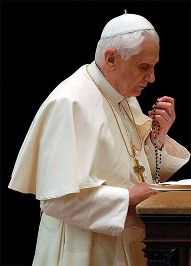 Pope Benedict XVI Praying the Rosary Dozen Postcards - Catholic to the