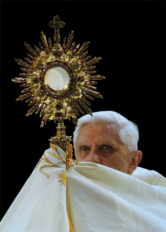 Pope Benedict XVI with Monstrance Dozen Postcards Pope Benedict XVI with Monstrance Dozen Postcards