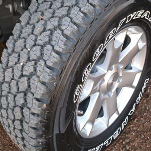 買い安いGOODYEAR WRANGLER ALL-TERRAIN ADVENTURE (LR指定マークあり)4本中古です。JEEP WRANGLER NAVIGATOR ディフェンダーなど 255/70R18 116H 中古品