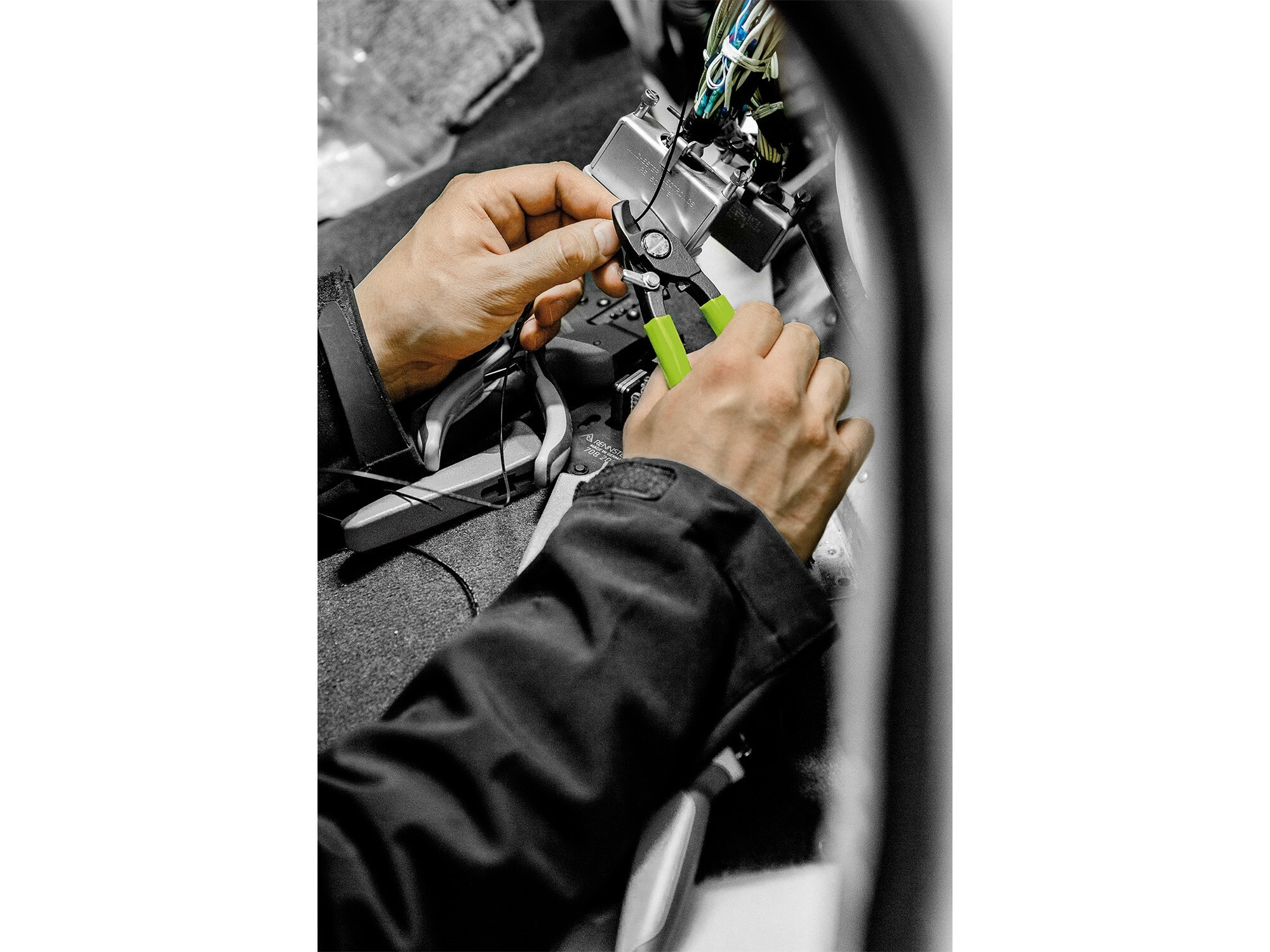 Compact Solar Cable Cutter