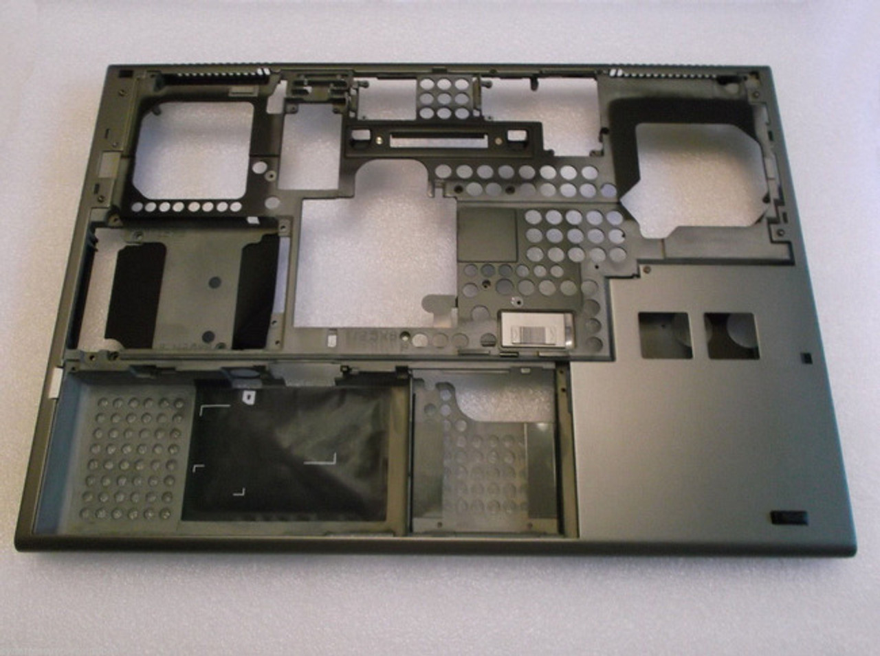 DELL PRECISION M6500 BOTTOM BASE COVER, NO DOORS / BASE DE PLASTICO SIN TAPAS NEW DELL JVJ59