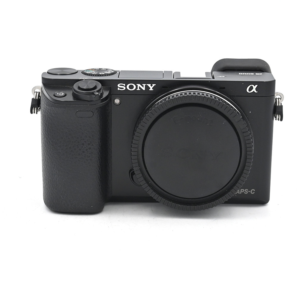 USED SONY A6000 W/ 16-50