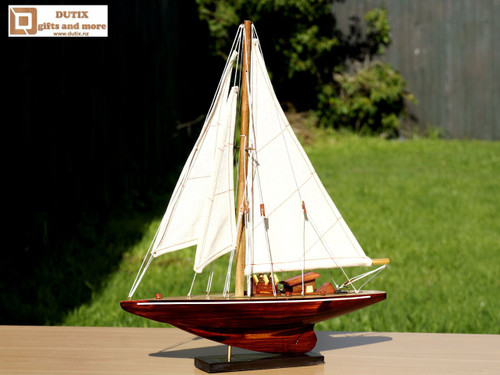 Wooden Model Endeavour 30cm