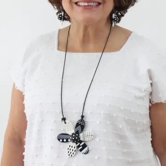 Black & White Garden Flower Neckalce