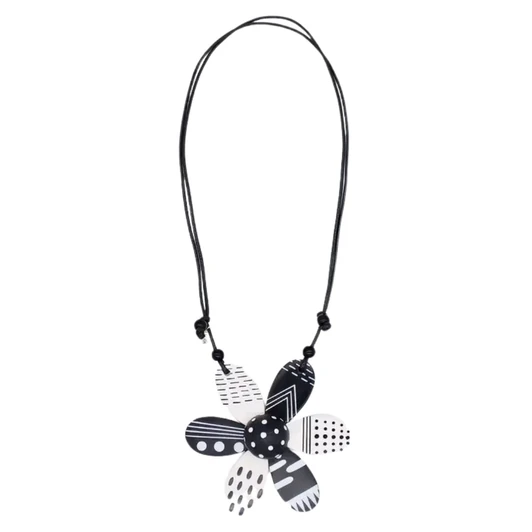 Black & White Garden Flower Neckalce