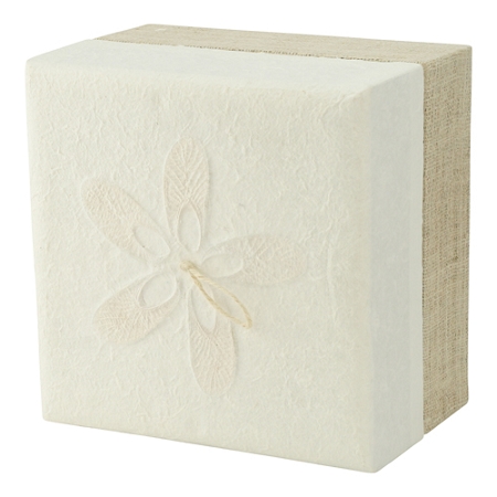 アート作品[WHITE BURIAL 1] Embrace Earthurn Biodegradable Urn in White Hemp | Earth