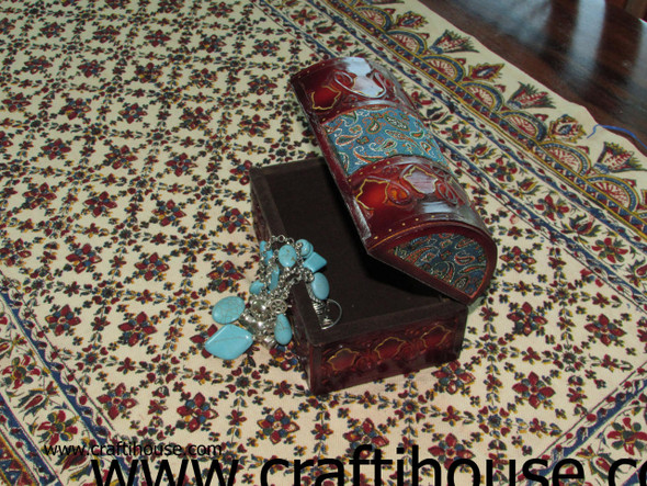 Exclusive Antique Look Artificial Leather Finish Fine Craftsmanship Detail