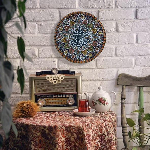 The 25 cm Islamic calligraphy plate shown as a prestigious wall feature in a modern living room, highlighting its appeal as a decorative focal point.