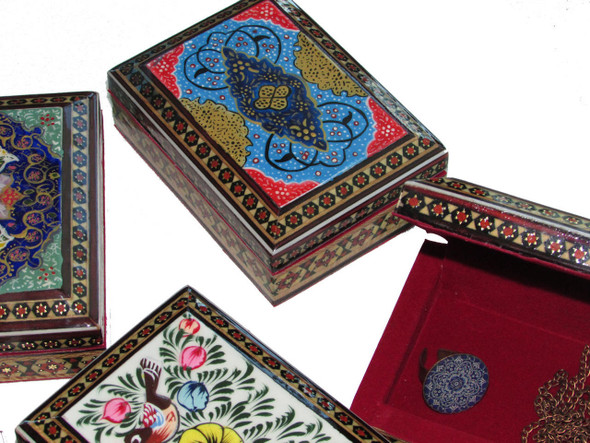Close-up of the microscopic triangle inlaying technique and the delicate hand-painted botanical motifs on the lid of the 11 cm Khatamkari box.