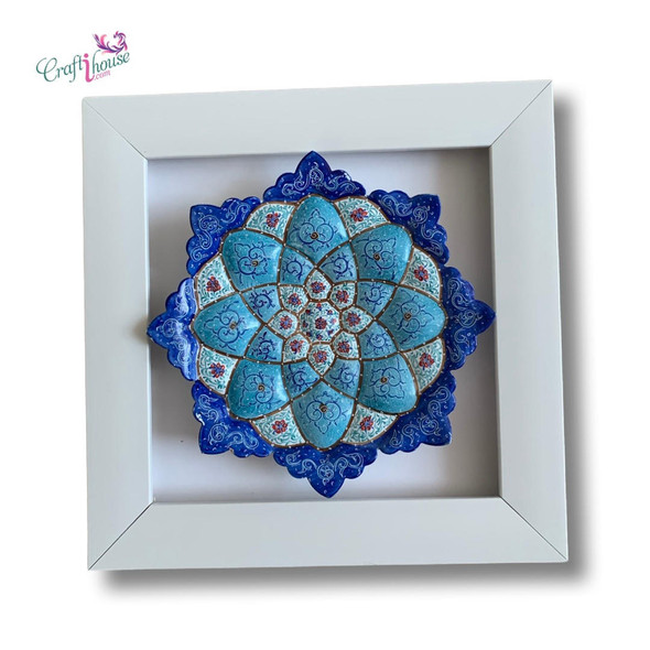 The 16 cm Minakari plate centered in a white frame, demonstrating its balanced composition and sophisticated decorative aesthetic.