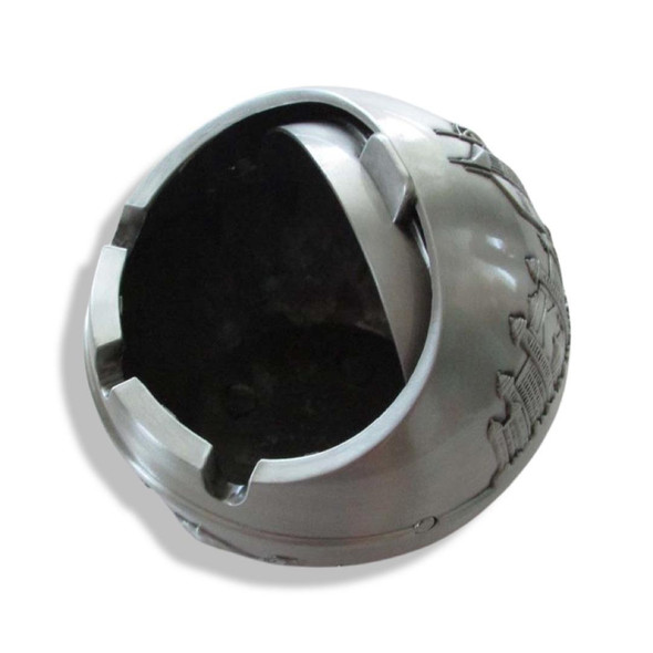 Close-up of the perfectly fitted lid and reflective silver edges of the 8 cm Dubai souvenir metal ashtray.