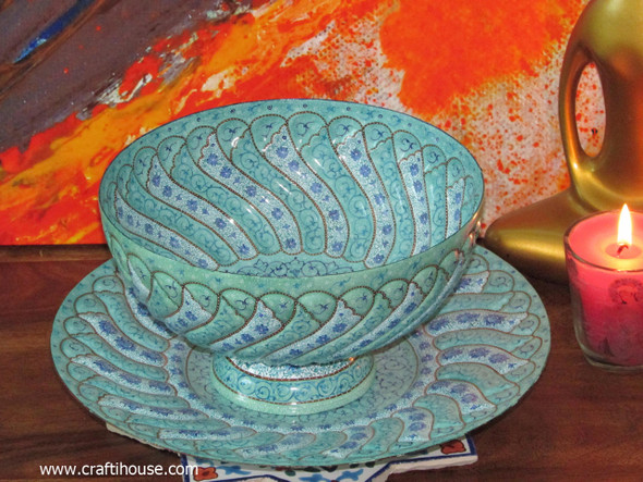 ظروف میناکاری که پوشش یکدست لعاب و اصالت زیرساخت مسی را تایید می‌کند