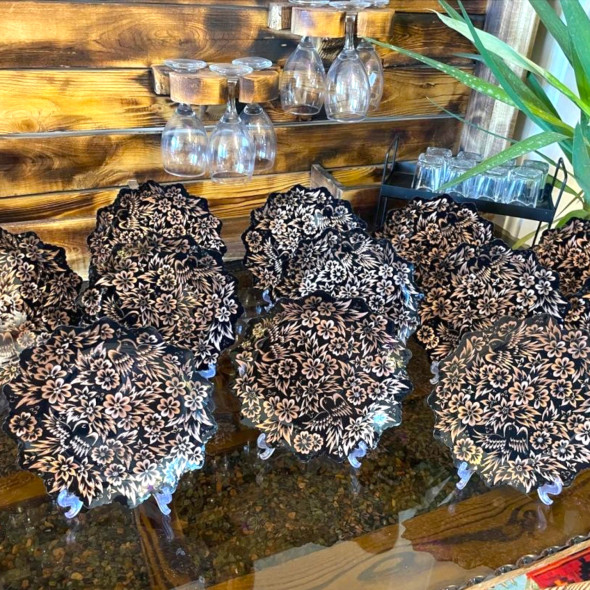 An elegantly displayed 25 cm copper plate, highlighting its artisan engraving and traditional aesthetic.