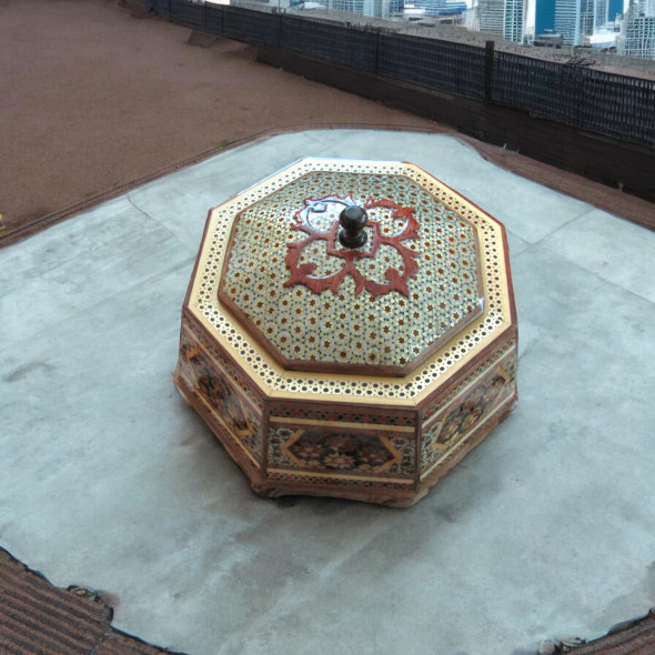 A side-view of the Khatamkari gift box, highlighting its high-gloss finish and professional craftsmanship for premium gifting.