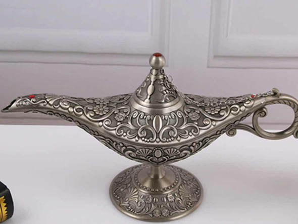 Detailed view of the masterfully etched antique bronze finish on a 32 cm Aladdin-style lamp, an ideal gift for sophisticated home interiors.
