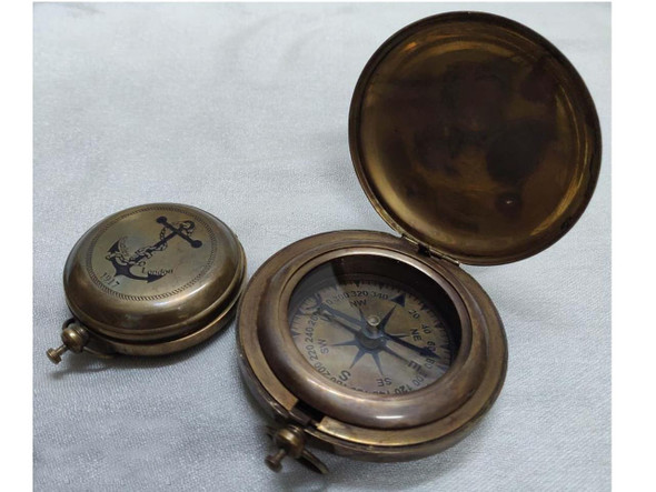 An elegantly designed pocket compass, making it a perfect gift for explorers and heritage collectors.