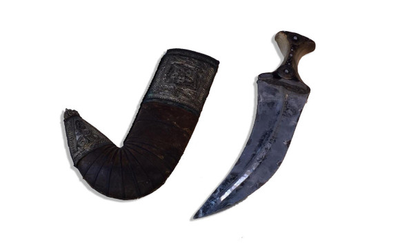A beautifully handcrafted 32 cm Khanjar dagger, showcasing traditional artistry, ideal as a luxury gift for any special occasion.